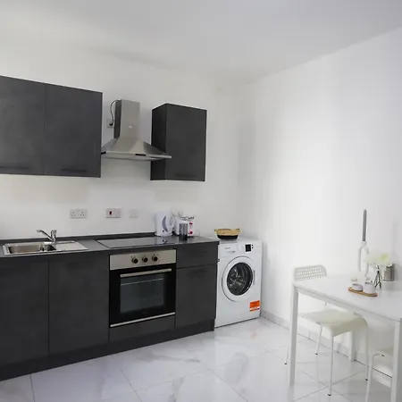 Modern Bedroom With Own Bathroom And Balcony Area St Julians - 3 Mins Seafront - Shared Common Area 3*