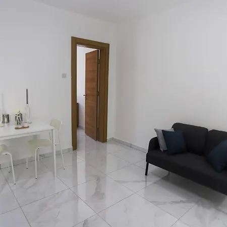 Modern Bedroom With Own Bathroom And Balcony Area St Julians - 3 Mins Seafront - Shared Common Area 3* San Ġiljan
