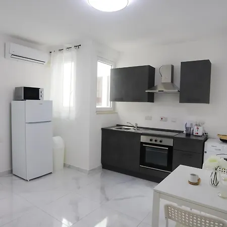 Modern Bedroom With Own Bathroom And Balcony Area St Julians - 3 Mins Seafront - Shared Common Area Pensiune St. Julian's